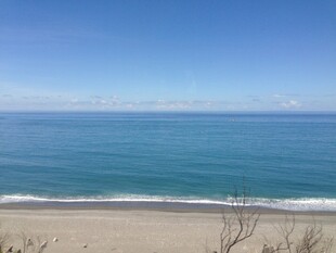 宁静海滩与蔚蓝大海