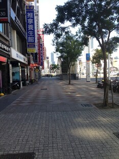 城市空旷街道与两旁建筑