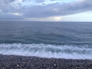 海边砾石滩 海浪轻拍