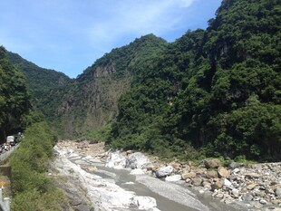 山间河流与葱郁山林景观
