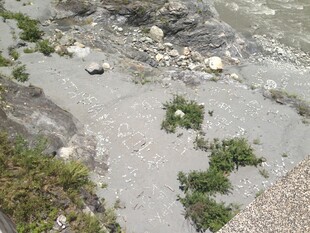 山间泥泞溪流与零星植被
