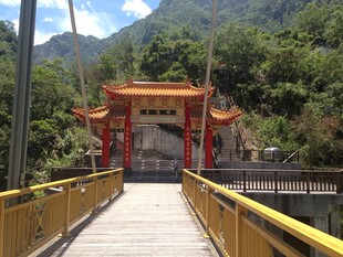 中式廊桥通往山间传统建筑