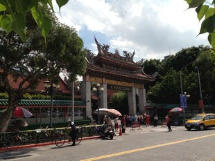 中式古建大门前的街景