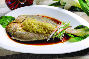 姜米蒸野生黄鱼