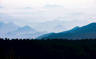远山云雾间的自然景致