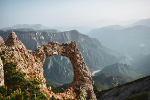 山间天然石拱门景观