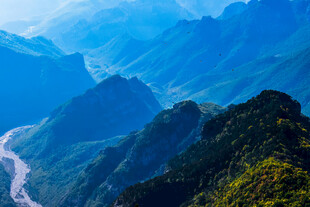壮丽山川间蜿蜒河流