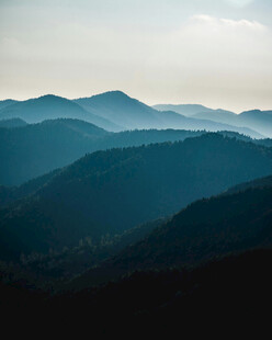 连绵山峦