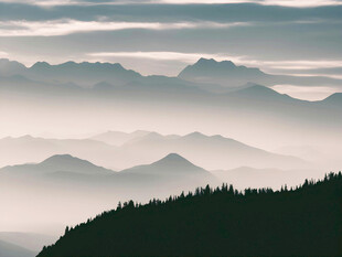 云雾缭绕的山峦美景