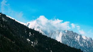巍峨雪山与云的壮美景观