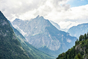 壮丽山峦景色