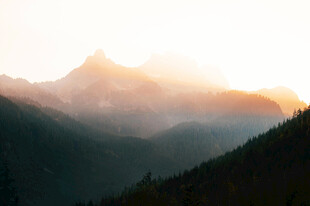 夕阳下的壮丽山峦