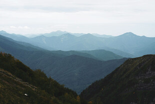 山峦叠嶂的壮美自然景观