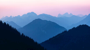 黄昏下的山峦与森林