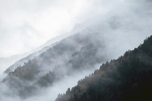 云雾缭绕的山间美景