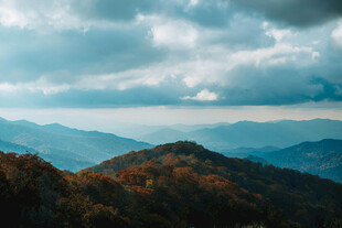 秋日山峦云海壮丽景观