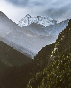 云雾缭绕的壮丽山峦景色