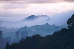 山间云雾缭绕的秀丽景致