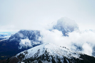 雪山云雾缭绕的壮美景观