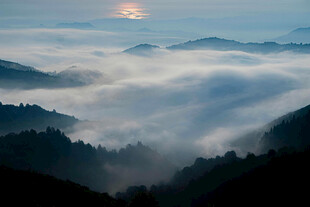 山间云海日出美景