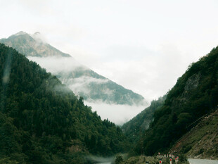山间云雾缭绕的秀丽景色