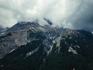云雾缭绕的壮丽山峰