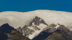 巍峨雪山