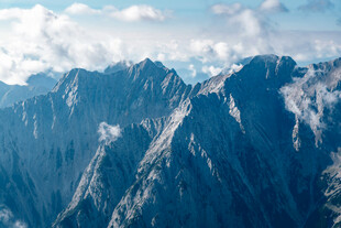 巍峨壮丽的高山景观