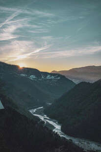 山间河谷日落美景