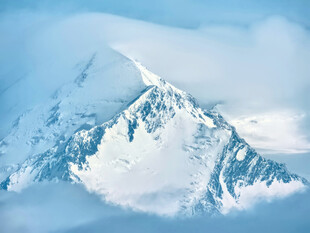 巍峨雪山壮丽景致