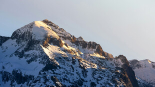 雪覆山峰