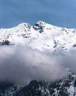 雪山云雾缭绕的壮美景观