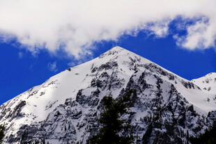 巍峨雪山