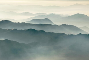 云雾缭绕的层叠山峦
