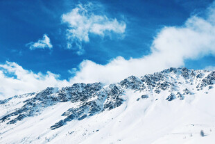 雪山蓝天壮丽景致