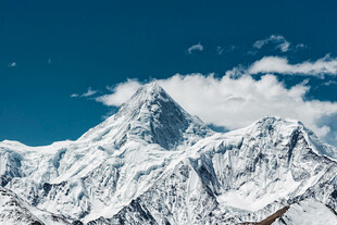 巍峨雪山壮丽景致