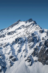 巍峨雪山