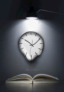 灯下时钟与翻开的书本