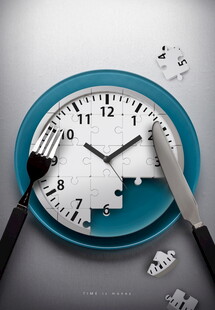 时钟餐盘上的刀叉用餐时刻