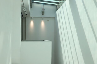 简约白色室内狭长过道空间