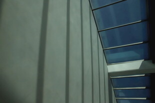 建筑局部线条与蓝色结构