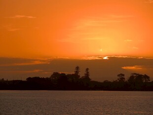 夕阳下的海滨风光