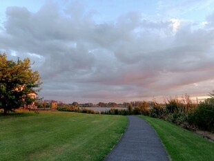 黄昏时分的海滨小镇