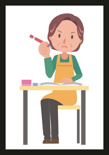 女孩桌边手持画笔作画