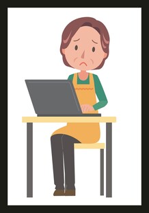 女士专注使用笔记本电脑