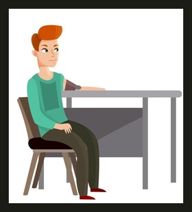 坐在桌前的男孩