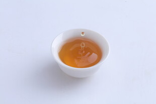 白色小杯中的琥珀色液体