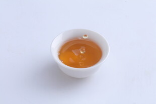 白色小碗中的橙色液体
