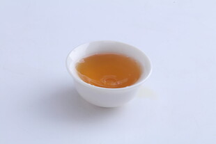 白瓷杯中的金黄茶汤