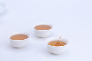 三只白瓷小杯盛茶汤